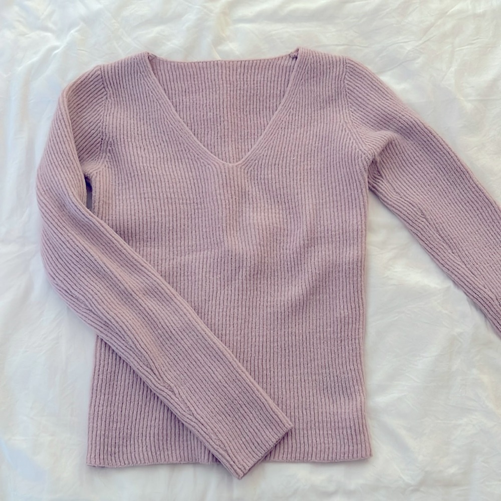 Lilac ribbed fitted sweater with v-neck, size M
